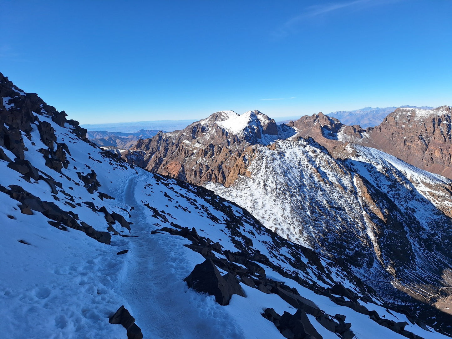 Aventura en la Cima: Senderismo en el Alto Atlas y Ascenso al Monte Toubkal