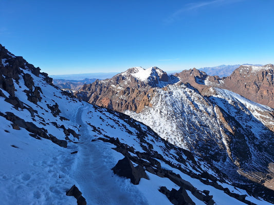 Aventura en la Cima: Senderismo en el Alto Atlas y Ascenso al Monte Toubkal