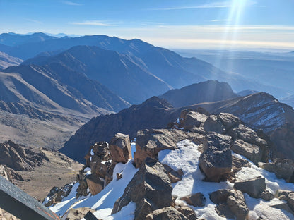 Gipfelabenteuer: Trekking im Hohen Atlas und Besteigung des Mount Toubkal